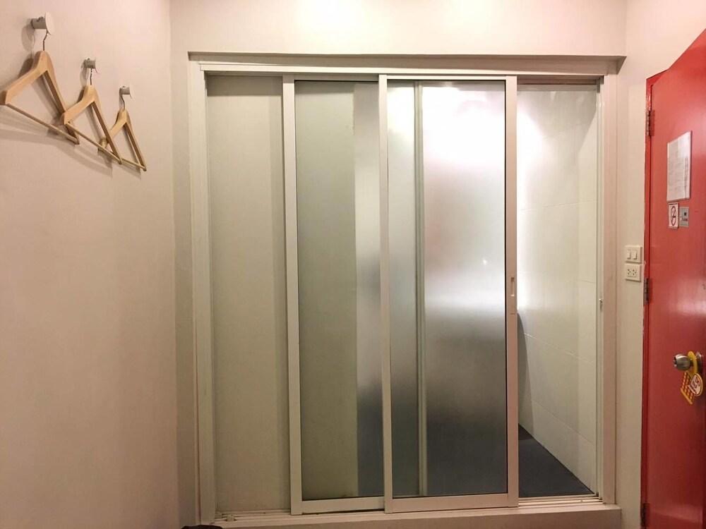 Jellybean Ezy Hostel Sathorn Bangkok Exterior photo